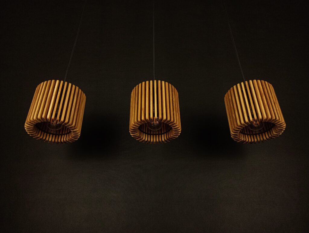 Ekskluzywna lampa do jadalni lamelowa