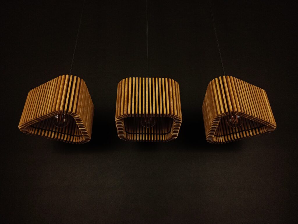 Drewniana lampa wisząca industrialna do kuchni