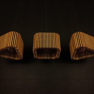 Drewniana lampa wisząca industrialna do kuchni