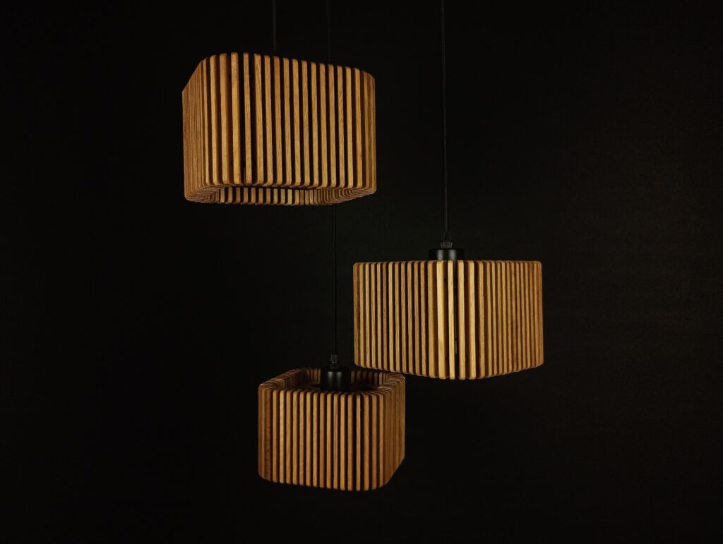 Lampa lamele drewniane na suficie