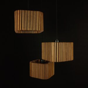 Lampa lamele drewniane na suficie