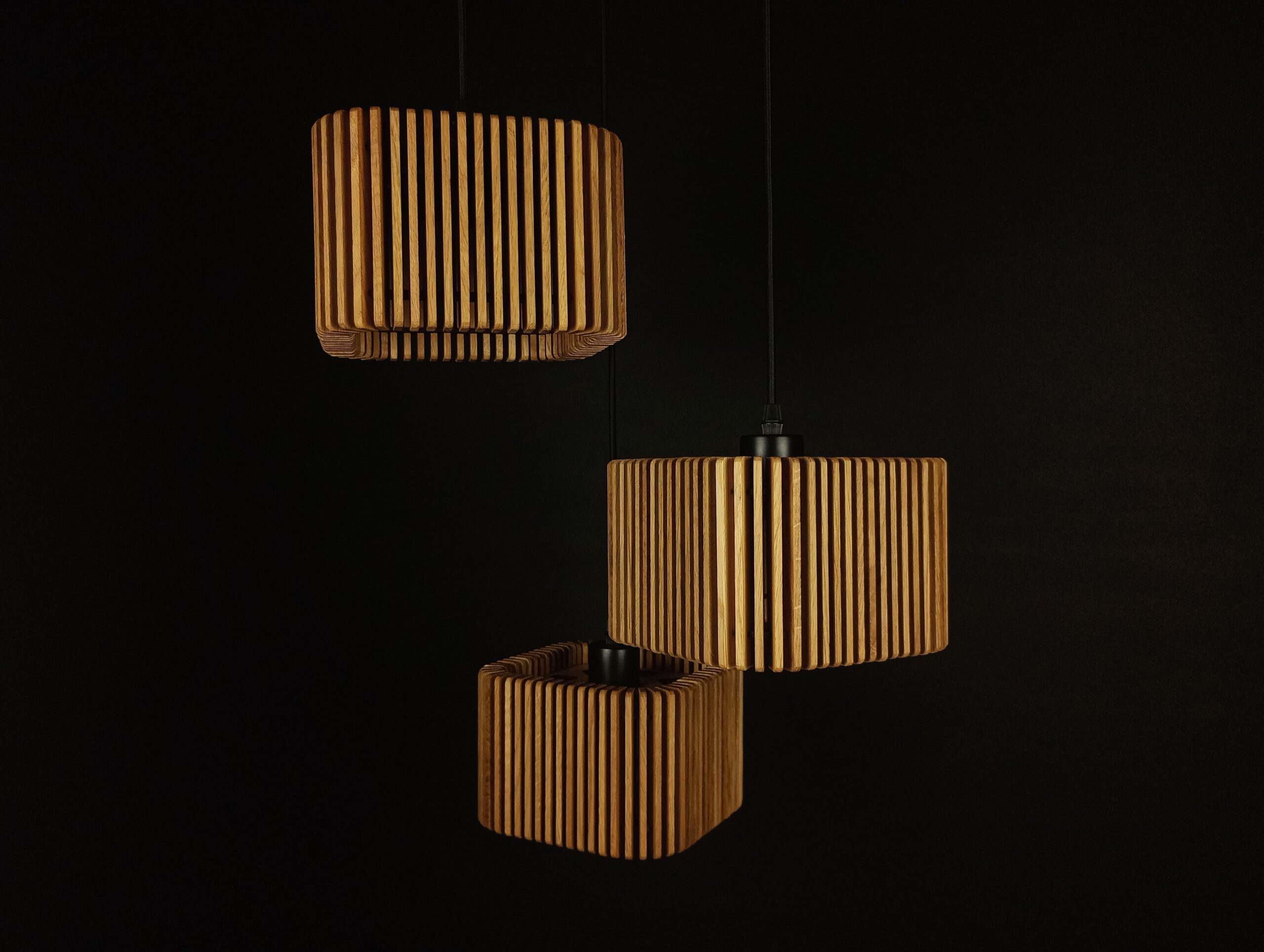 Lampa lamele drewniane na suficie