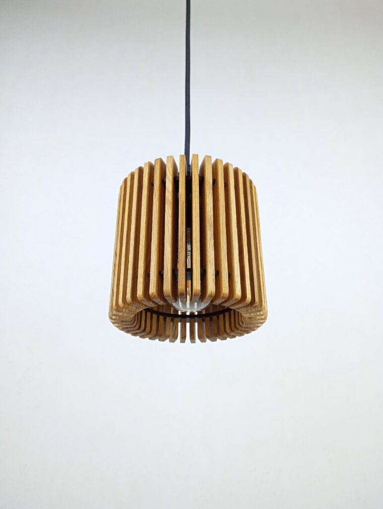 Lampa drewniana nad ladą lub barem